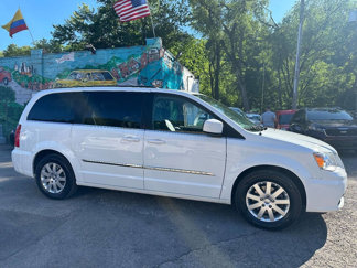 Used 2016 Chrysler Town & Country Touring image 1