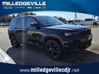 Used 2023 Jeep Grand Cherokee Altitude image 1