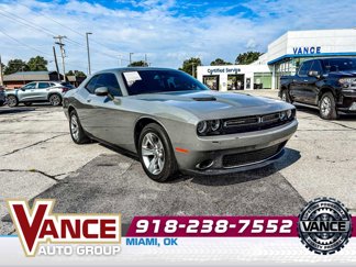 Used 2017 Dodge Challenger SXT image 1