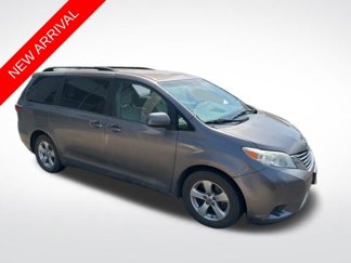 Used 2016 Toyota Sienna LE image 1