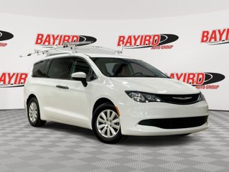 Used 2020 Chrysler Voyager L image 1