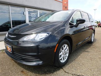 Used 2017 Chrysler Pacifica Touring image 1