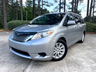 Used 2015 Toyota Sienna LE image 1