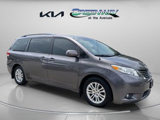 Used 2013 Toyota Sienna XLE image 1