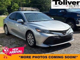 Used 2018 Toyota Camry LE image 1