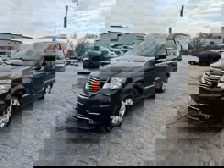 Used 2014 Chrysler Town & Country Touring image 1