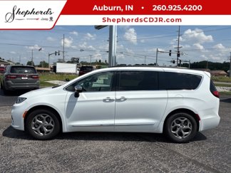 Used 2023 Chrysler Pacifica Limited image 1