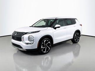Used 2023 Mitsubishi Outlander SE image 1