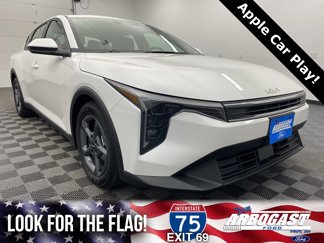 Used 2025 Kia K4 LXS image 1