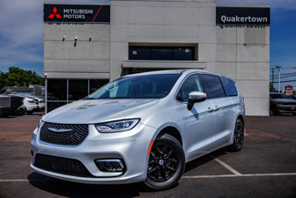 Used 2023 Chrysler Pacifica Touring-L image 1