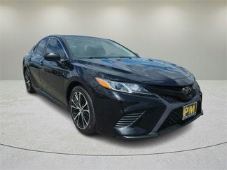 Used 2018 Toyota Camry SE image 1
