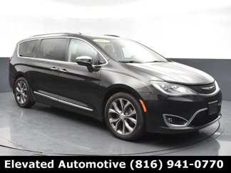 Used 2017 Chrysler Pacifica Limited image 1