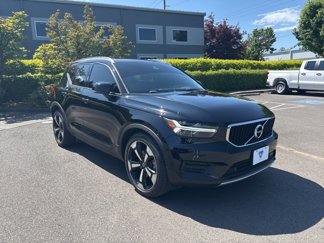 Used 2019 Volvo XC40 T5 Momentum image 1