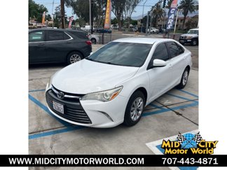 Used 2016 Toyota Camry LE image 1