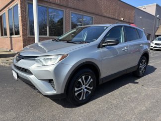 Used 2018 Toyota RAV4 LE image 1