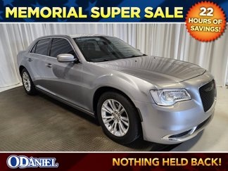 Used 2018 Chrysler 300 Touring L image 1