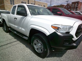 Used 2017 Toyota Tacoma SR image 1