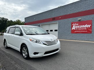 Used 2017 Toyota Sienna LE image 1