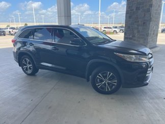 Used 2017 Toyota Highlander LE image 1