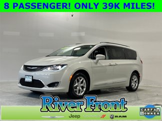 Used 2019 Chrysler Pacifica Touring-L w/ Tire & Wheel Group image 1