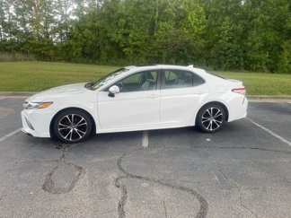 Used 2018 Toyota Camry SE image 1