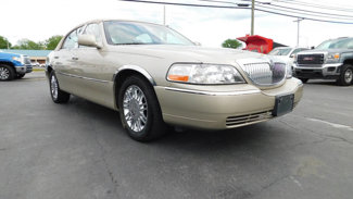 Used 2009 Lincoln Town Car Signature Limited image 1