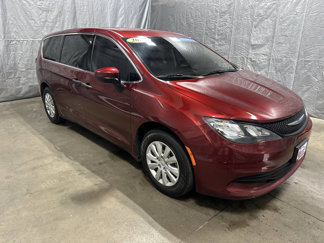 Used 2020 Chrysler Voyager L image 1