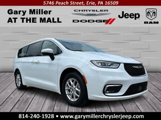 Used 2023 Chrysler Pacifica Touring-L image 1