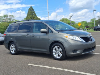 Used 2011 Toyota Sienna LE image 1