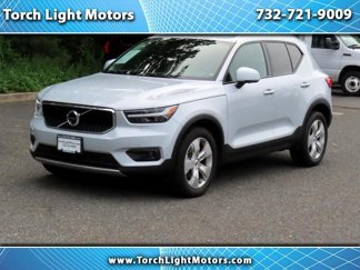 Used 2022 Volvo XC40 T5 Momentum image 1