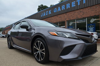 Used 2020 Toyota Camry SE image 1
