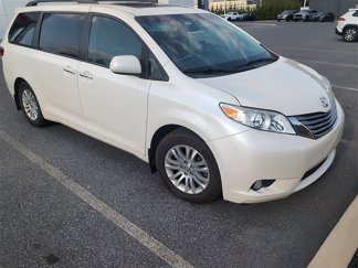 Used 2017 Toyota Sienna XLE image 1