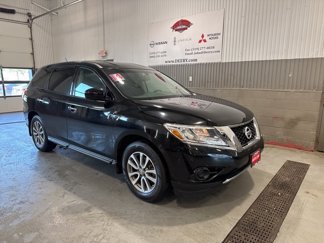Used 2014 Nissan Pathfinder S image 1
