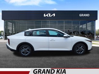 New 2025 Kia K4 LXS image 1