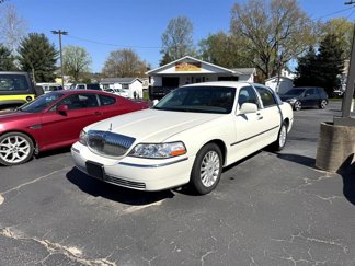 Used 2005 Lincoln Town Car Signature Limited image 1