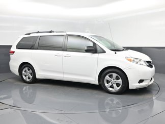 Used 2013 Toyota Sienna LE image 1