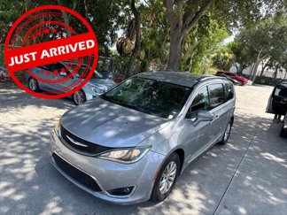 Used 2018 Chrysler Pacifica Touring-L image 1