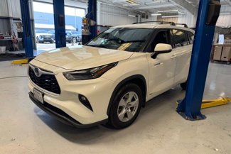 Used 2021 Toyota Highlander LE image 1