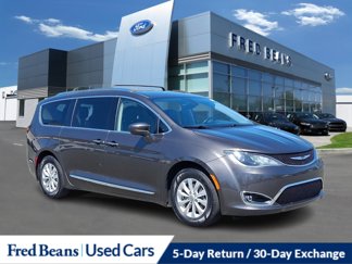 Used 2019 Chrysler Pacifica Touring-L image 1