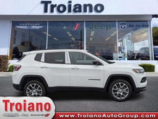 Used 2024 Jeep Compass Latitude w/ Sun and Sound Group image 1