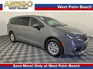 Used 2023 Chrysler Pacifica Touring-L image 1