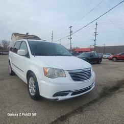 Used 2014 Chrysler Town & Country Touring image 1