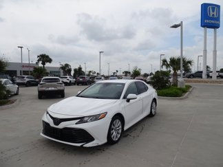 Used 2018 Toyota Camry LE image 1