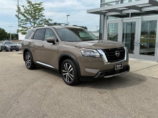 Used 2024 Nissan Pathfinder Platinum image 1