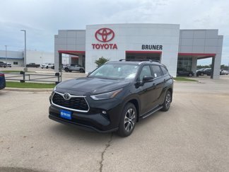 New 2025 Toyota Highlander FWD image 1