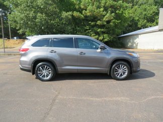 Used 2017 Toyota Highlander XLE image 1