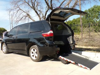 Used 2020 Toyota Sienna L image 1