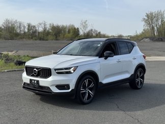 Used 2019 Volvo XC40 T5 R-Design image 1