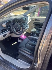 Used 2022 Chrysler Pacifica Touring-L image 1