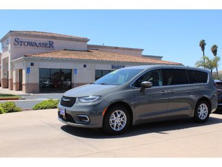 Used 2023 Chrysler Pacifica Touring-L image 1